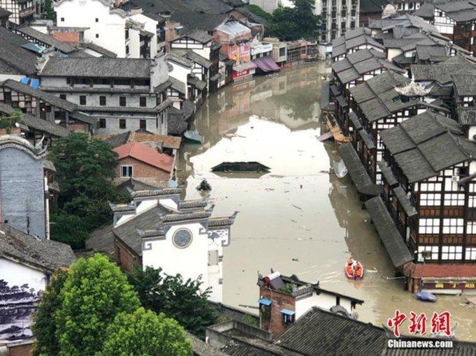 这名新兵开心地笑了
